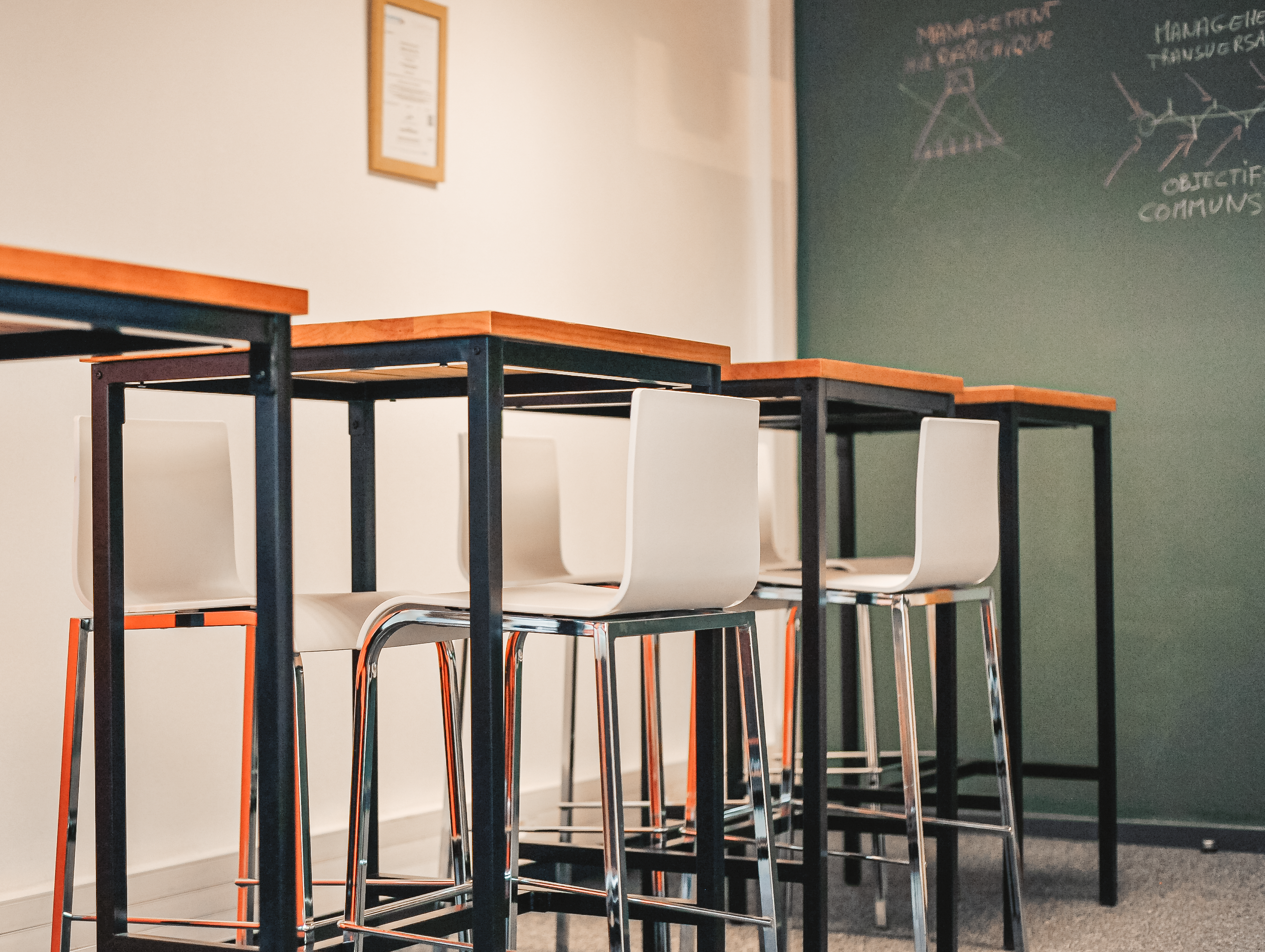 salle de formation tables et chaises hautes